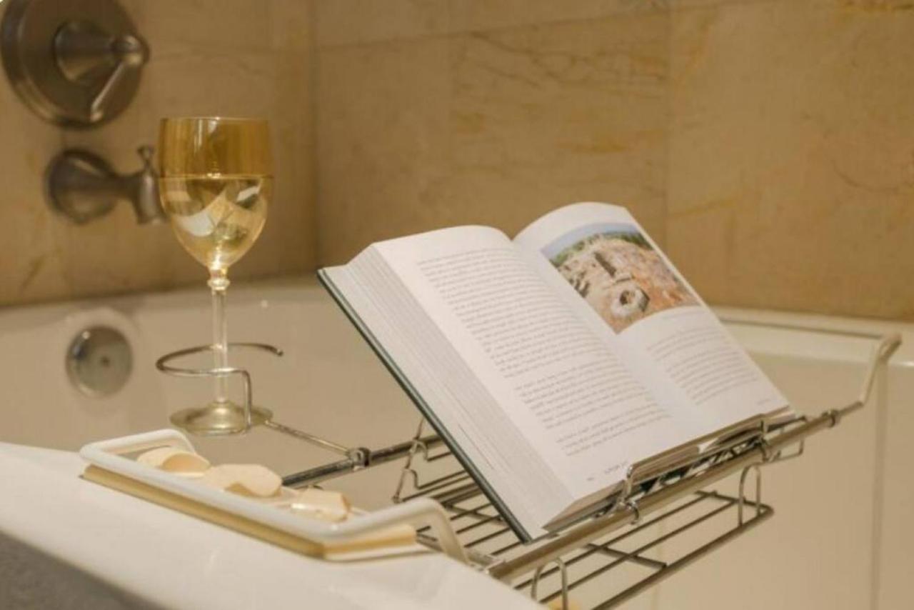 Wine-Dine-Sunshine Cozy Flat In The Heart Of Dtsp Villa St. Petersburg Kültér fotó