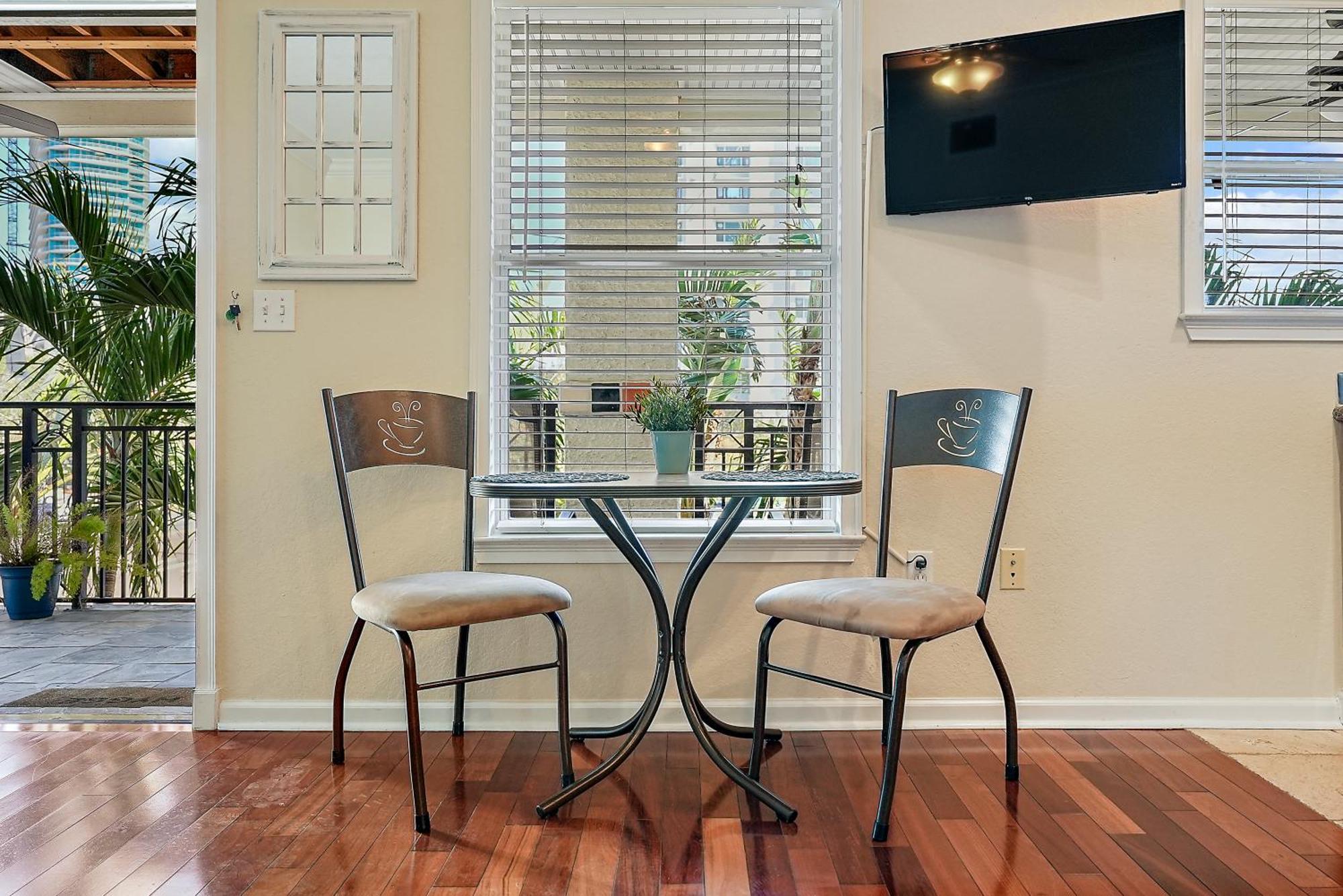 Wine-Dine-Sunshine Cozy Flat In The Heart Of Dtsp Villa St. Petersburg Kültér fotó