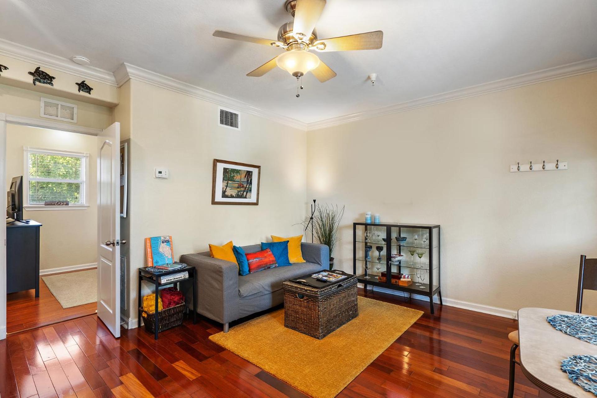 Wine-Dine-Sunshine Cozy Flat In The Heart Of Dtsp Villa St. Petersburg Kültér fotó