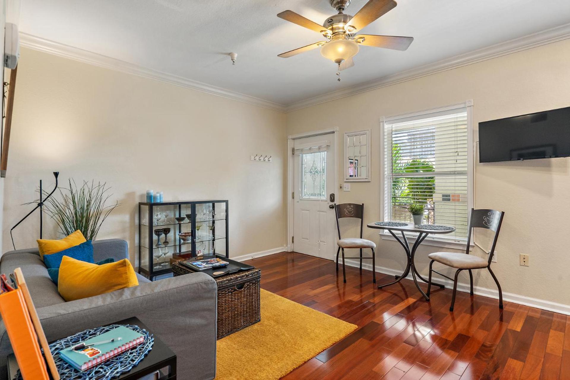 Wine-Dine-Sunshine Cozy Flat In The Heart Of Dtsp Villa St. Petersburg Kültér fotó