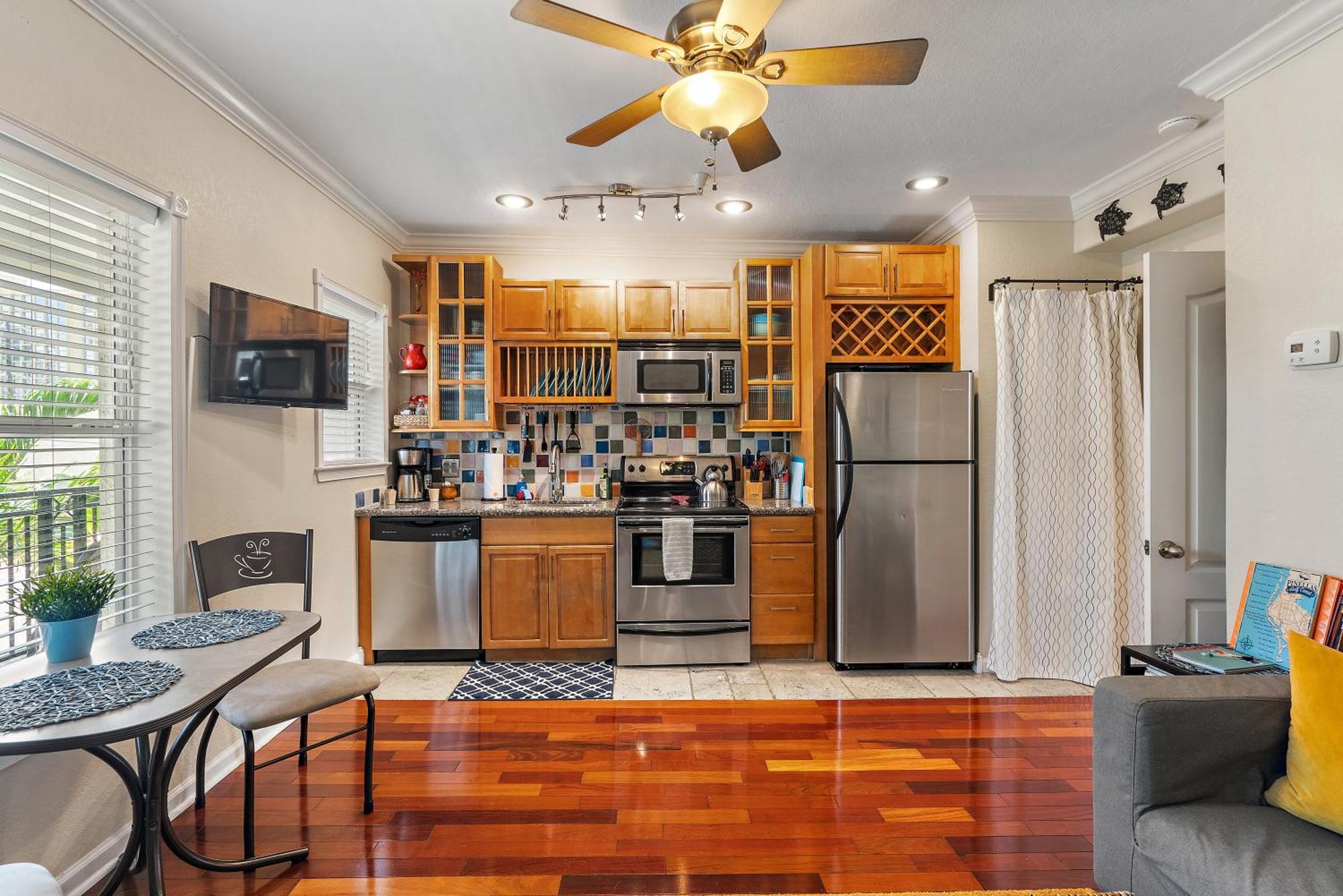 Wine-Dine-Sunshine Cozy Flat In The Heart Of Dtsp Villa St. Petersburg Kültér fotó